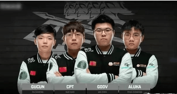 她就展现出 她就展现出